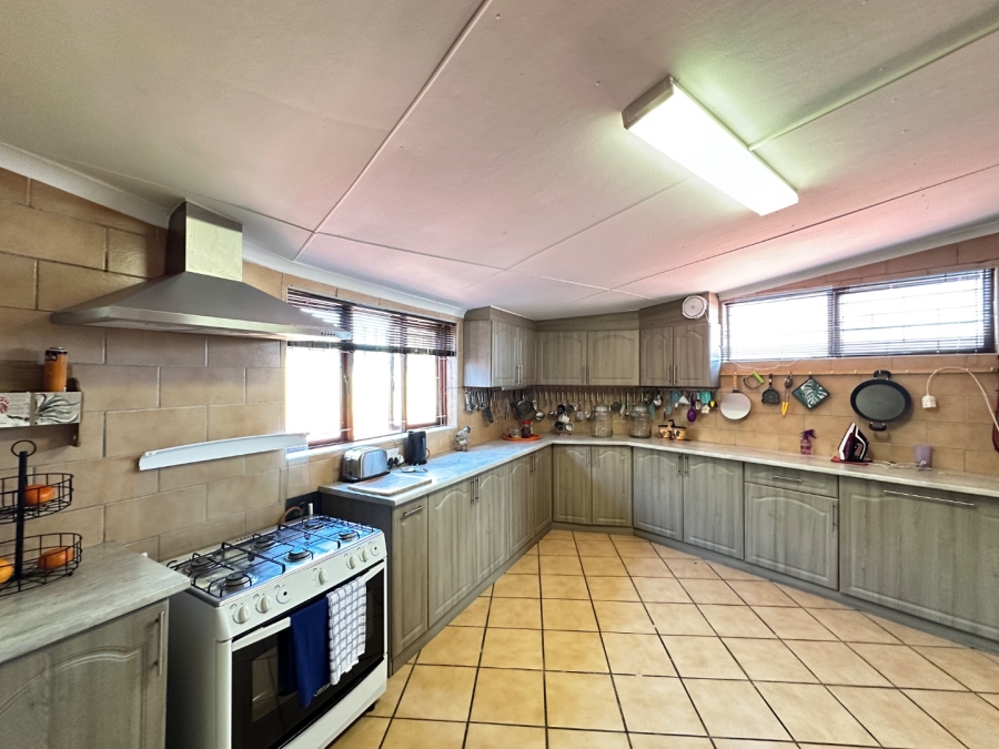 6 Bedroom Property for Sale in Heiderand Western Cape